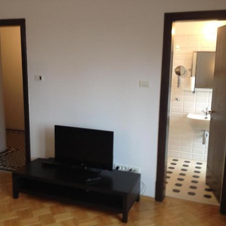 Central Studio Across From Intercontinental Bucareste Exterior foto