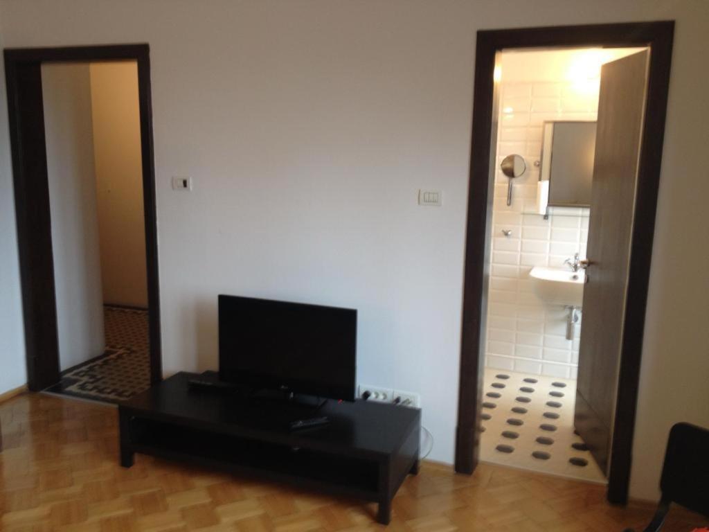 Central Studio Across From Intercontinental Bucareste Exterior foto
